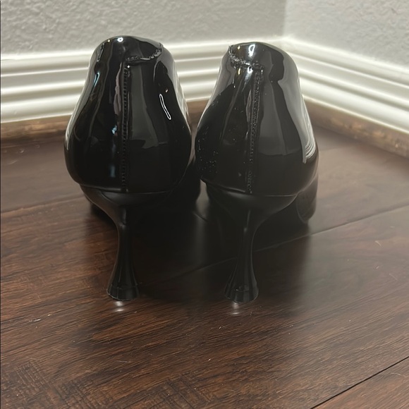 Elegant Black Patent Leather Heels - Picture 4 of 6